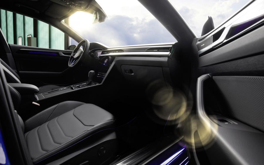Интерьер Volkswagen Arteon Shooting Brake R 2020 года  (WW) (фото 11 из 33)